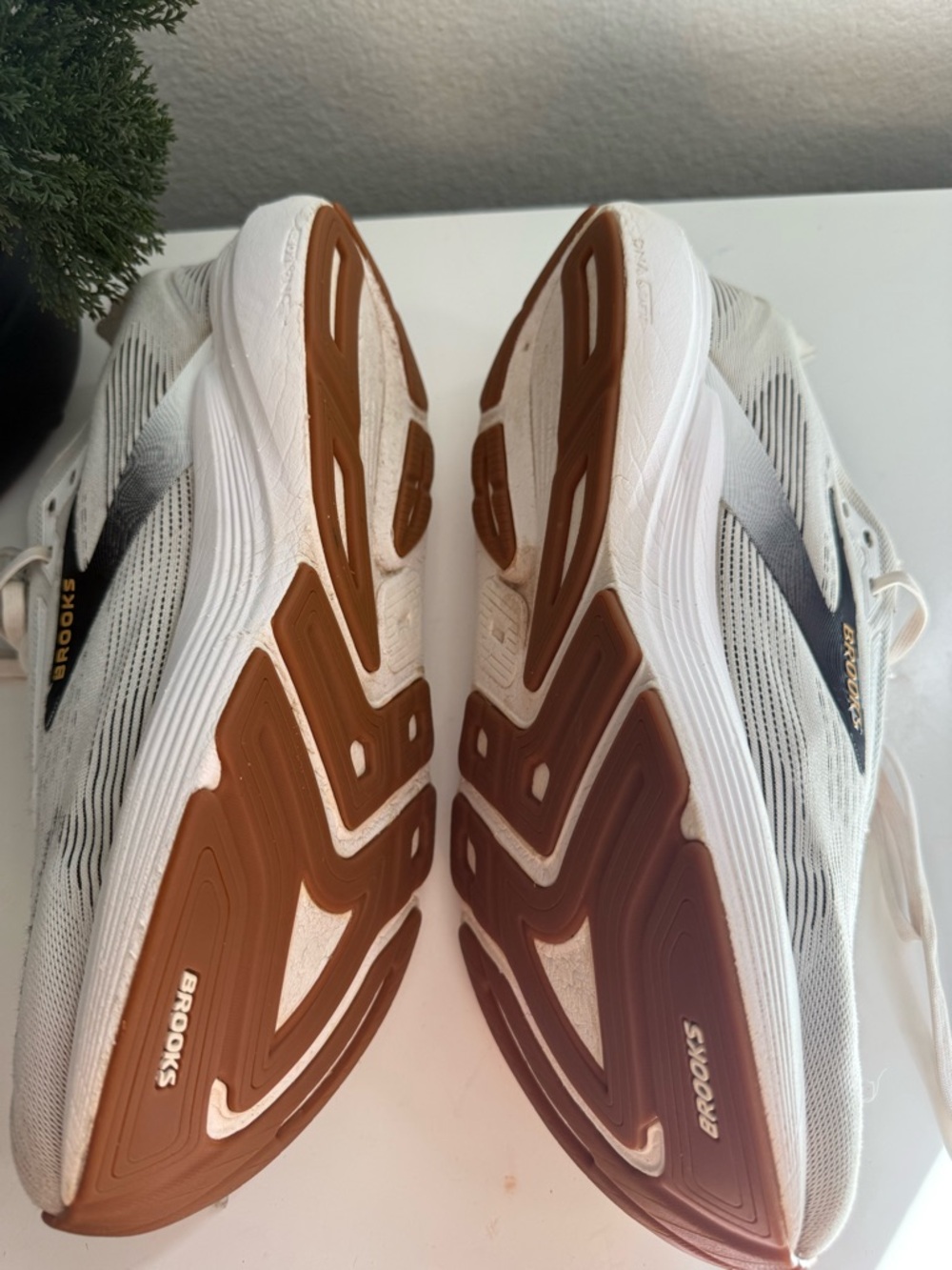Brooks Revel 8 Men's Running Shoe in White with Black and Gold Logo - Picture 4 of 10